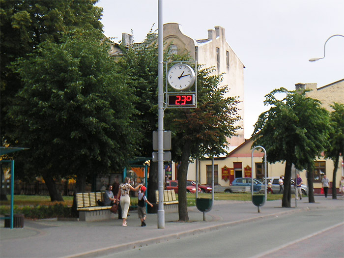 Pulkstenis ar termometru, Ventspils, Kuldīgas iela Pulkstenis ar termometru, Ventspils, Kuldīgas iela